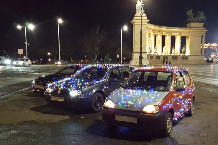 Karácsonyfának öltözött autók járják Budapestet 1