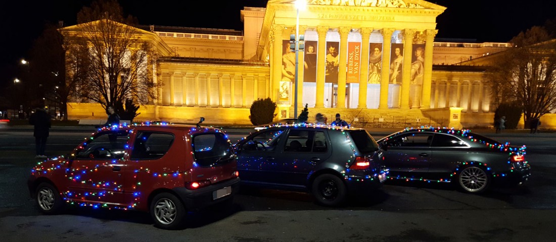 Karácsonyfának öltözött autók járják Budapestet