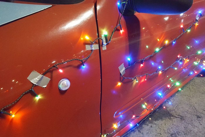 Karácsonyfának öltözött autók járják Budapestet 2