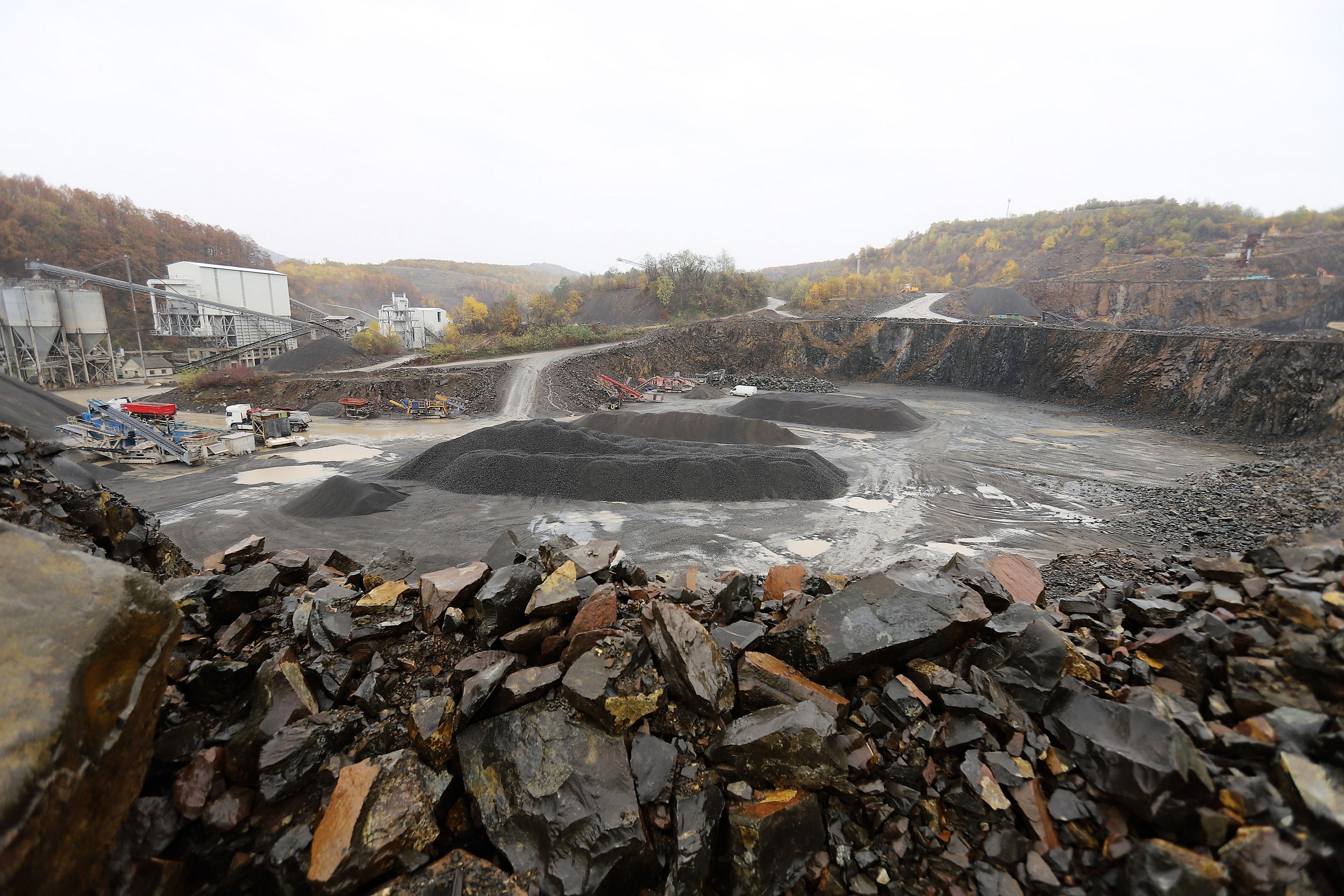 Robbantás Komlón: 30 ezer tonna kő omlott le 14