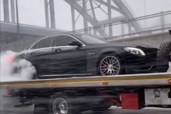Kemény havazás közben, a tréleren égette a Mercedes gumiját, mintha nem lenne holnap