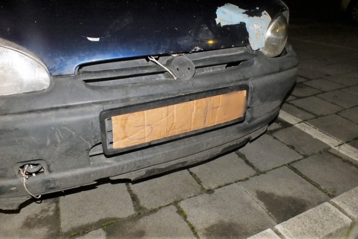 Rendszám helyett ezt találták a magyar Corsán a rendőrök 1