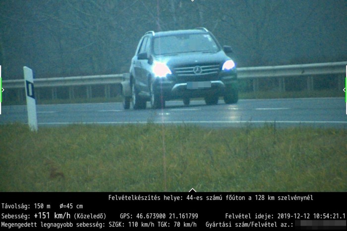 Utánfutóval száguldott egy autós a 44-esen