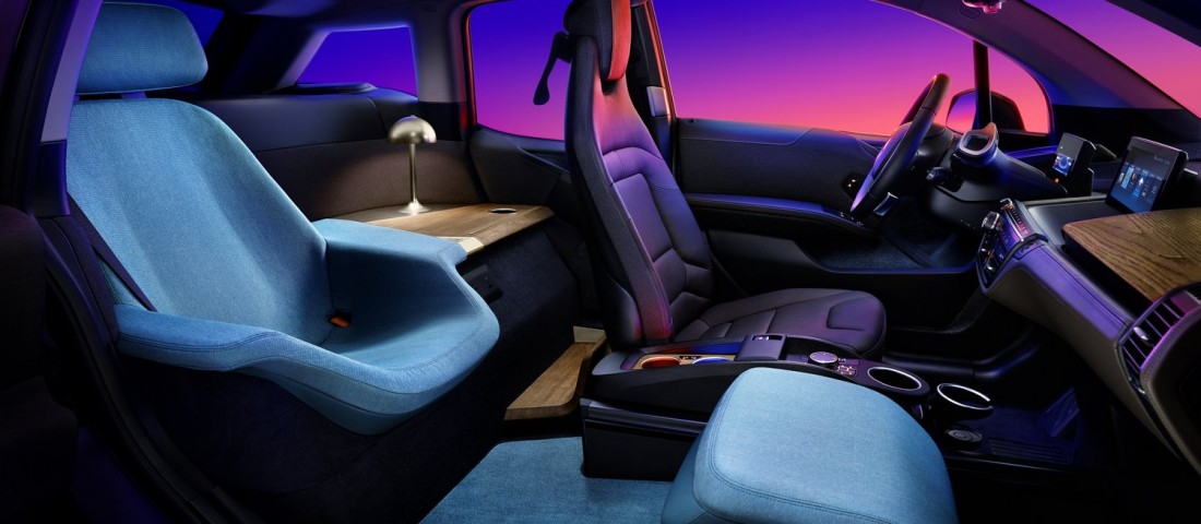 Városi kisautóból készült sofőrös limuzin