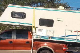 Ez az autós megtanulta, hogy legközelebb ne pakolja túl a pick-upot