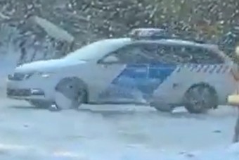 Egy rendőrségi Škodával játszottak a hóban Rózsadombon, naná, hogy lebuktak