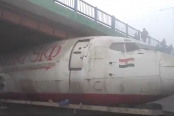 Híd alá szorult egy repülőgép