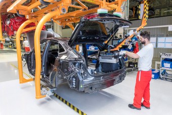 Történelem Győrben, már gyártják a hibrid Audikat