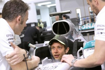 F1: Valentino Rossi megkapja Hamilton autóját