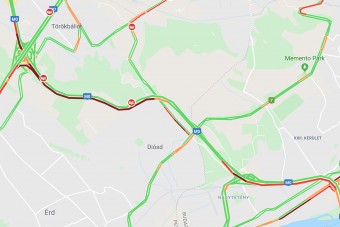 Megbénult az M0-s, egyórás dugóra kell készülni