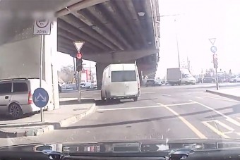 Újabb videót tett közzé a magyar rendőrség, így vadásszák le jelöletlen autókból a bunkókat