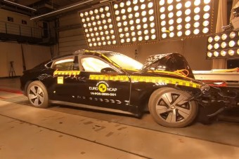 Szándékosan összetörték a Porsche villanyautóját