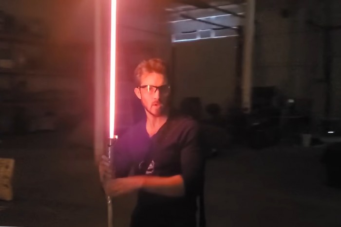 Valódi, működő fénykardot készített egy férfi