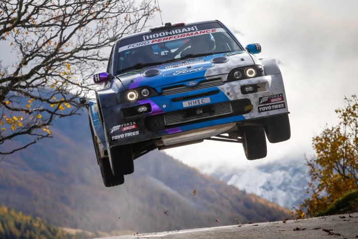 Újjáépített raliautójával csapatott Ken Block a svájci szerpentineken