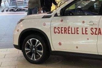 Mikulás alkalmából született meg a nap képe egy hazai bevásárlóközpontban