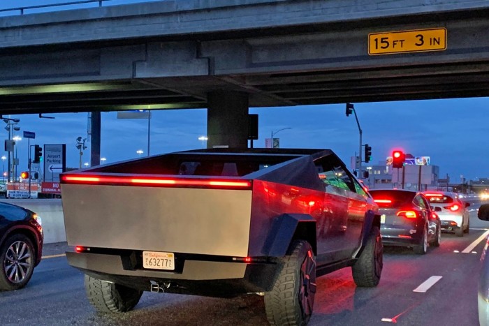 Elon Musk már a Cybertruckkal jár vacsorázni