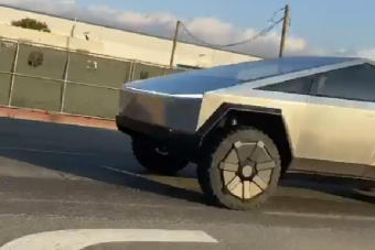 Közúton is lencsevégre kapták a Tesla formabontó pickupját