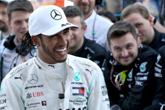 F1: Hamilton még két évet vállal