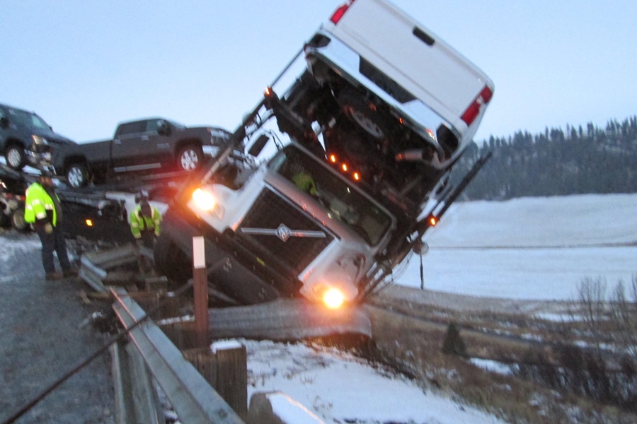 Majdnem szakadékba zuhant a kamion, ami nem tudott megállni a havas úton 5