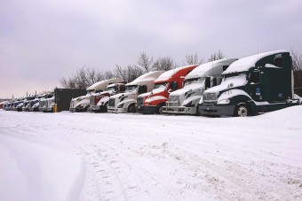 Rejtélyes figura segített a hóban rekedt kamionosokon