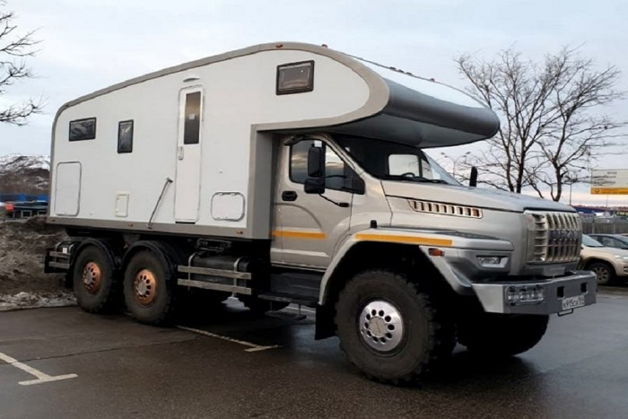 Mindenen átgázolós lakóteherautó Oroszországból