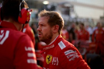 F1: Vettel csak nevet a kiszálláson