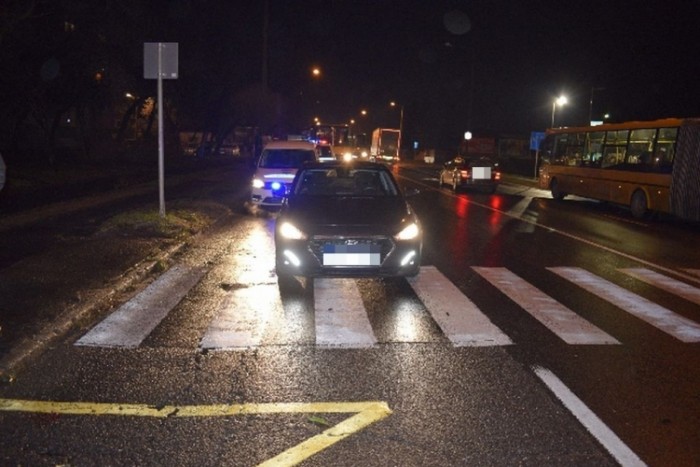 Tolatva gázolt a zebrán egy futár, a gyalogos nem élte túl