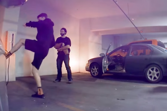 Idióták akcióban: rugdossák, piszkálják a Teslát, ami mindent felvesz