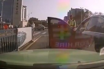 Trükkösen akarta elkerülni a dugót a sofőr, az ajtó bánta