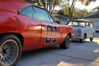 Két autós világ legendái találkoztak egy amerikai garázs előtt