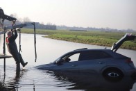 Máris sikerült tóba hajítani egy Audi RS Q8-at 19