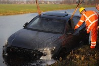 Máris sikerült tóba hajítani egy Audi RS Q8-at 15
