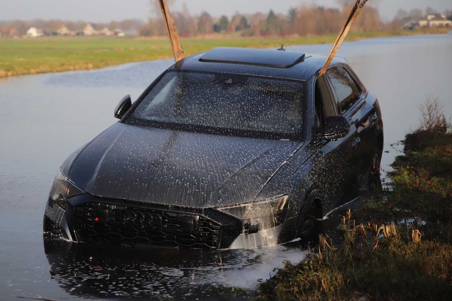 Máris sikerült tóba hajítani egy Audi RS Q8-at 8