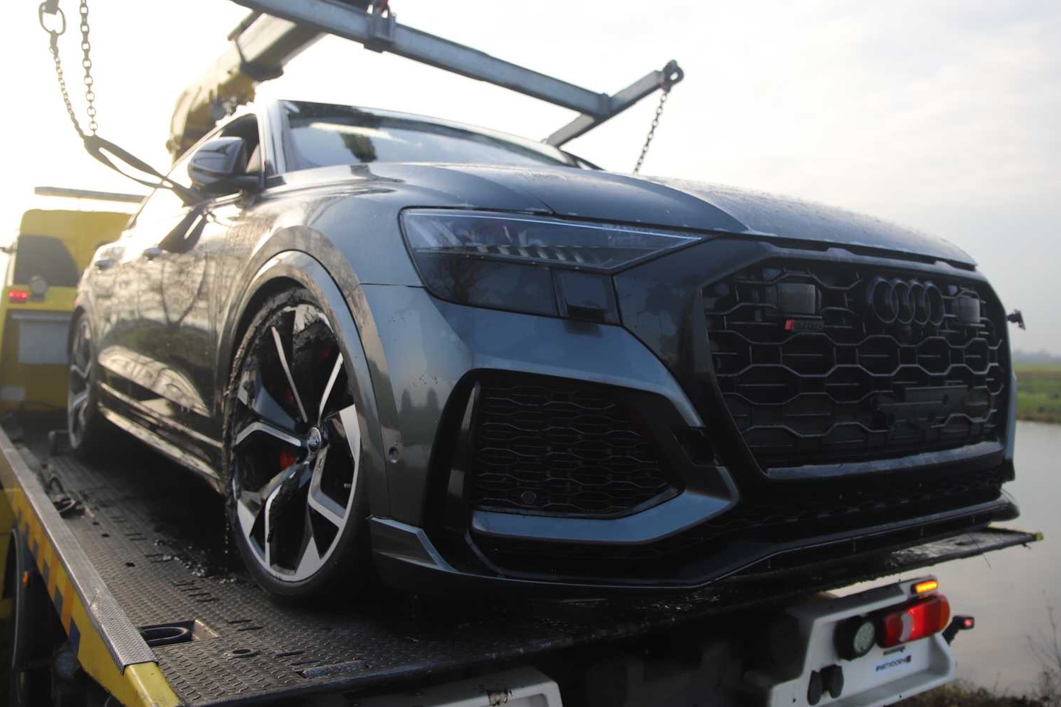 Máris sikerült tóba hajítani egy Audi RS Q8-at 10