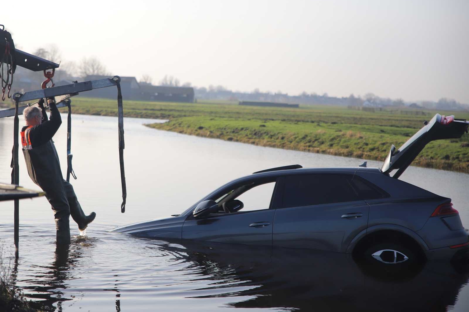 Máris sikerült tóba hajítani egy Audi RS Q8-at 11
