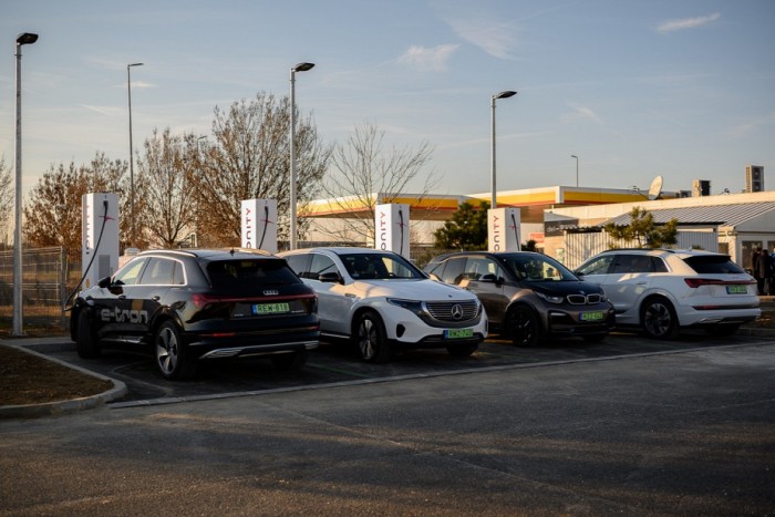 Durván megdrágul a villanyautók töltése itthon