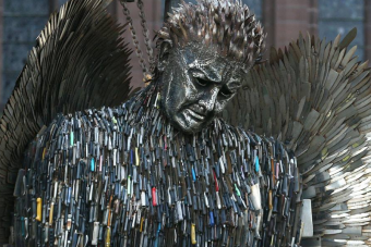 Százezer késből épült angyalszobor Angliában