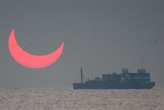 Sarló alakban kelt fel a nap Katarban