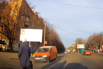 Fél perc alatt három autósra hozott frászt az úton botorkáló idős nő