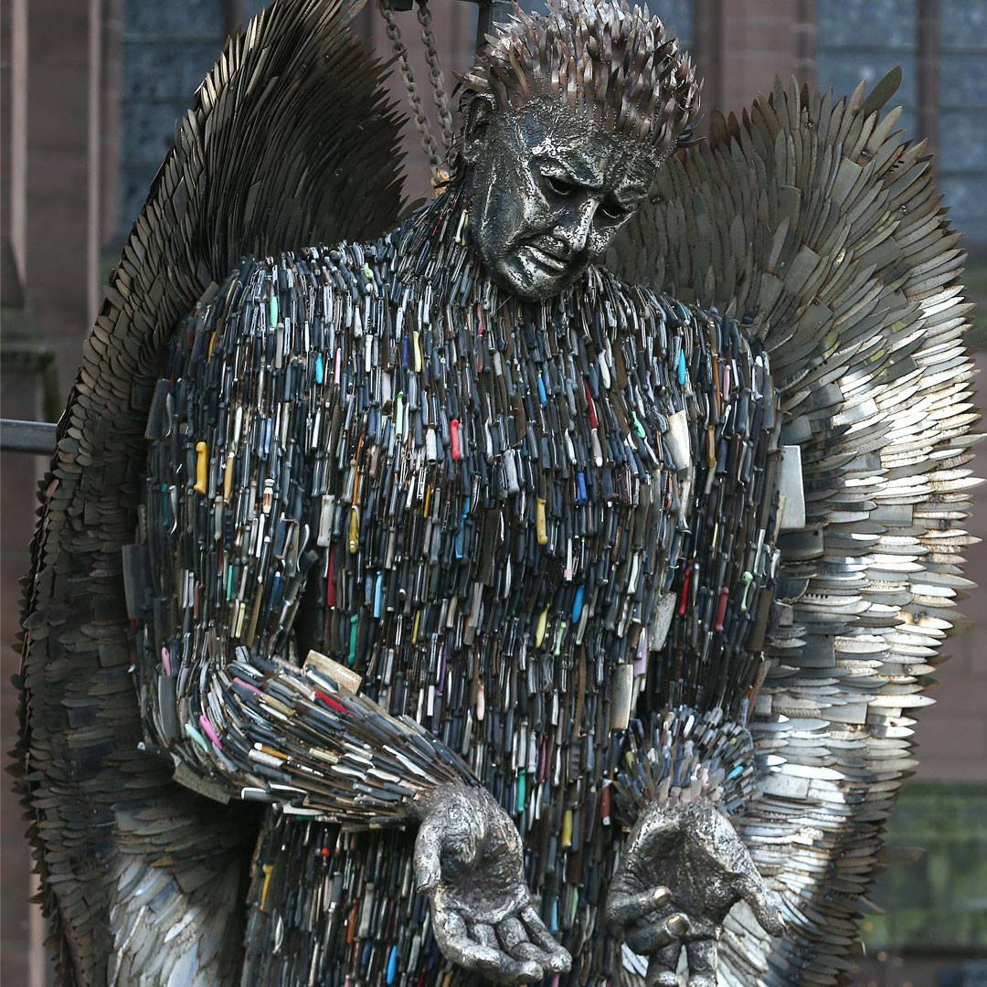 Százezer késből épült angyalszobor Angliában 2