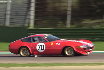 Tekerd fel a hangerőt, ez a klasszikus V12-es Ferrari megérdemli