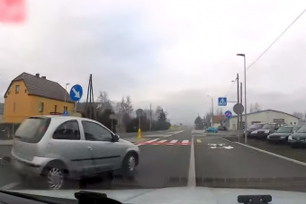 Szirénázó mentő elé kanyarodott a 79 éves sofőr