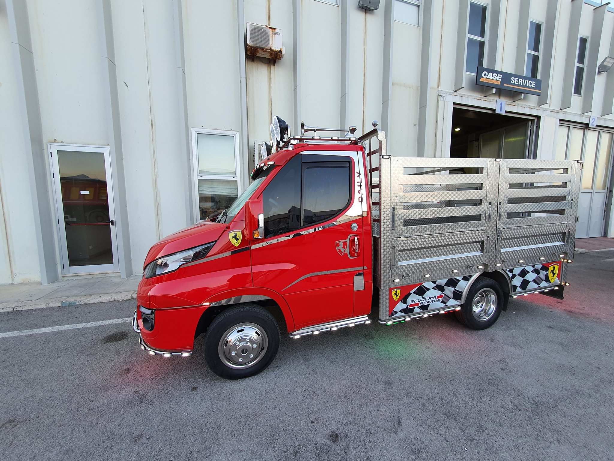 Elájulsz, ha meglátod ennek a teherautónak a luxussal teletömött belterét 3