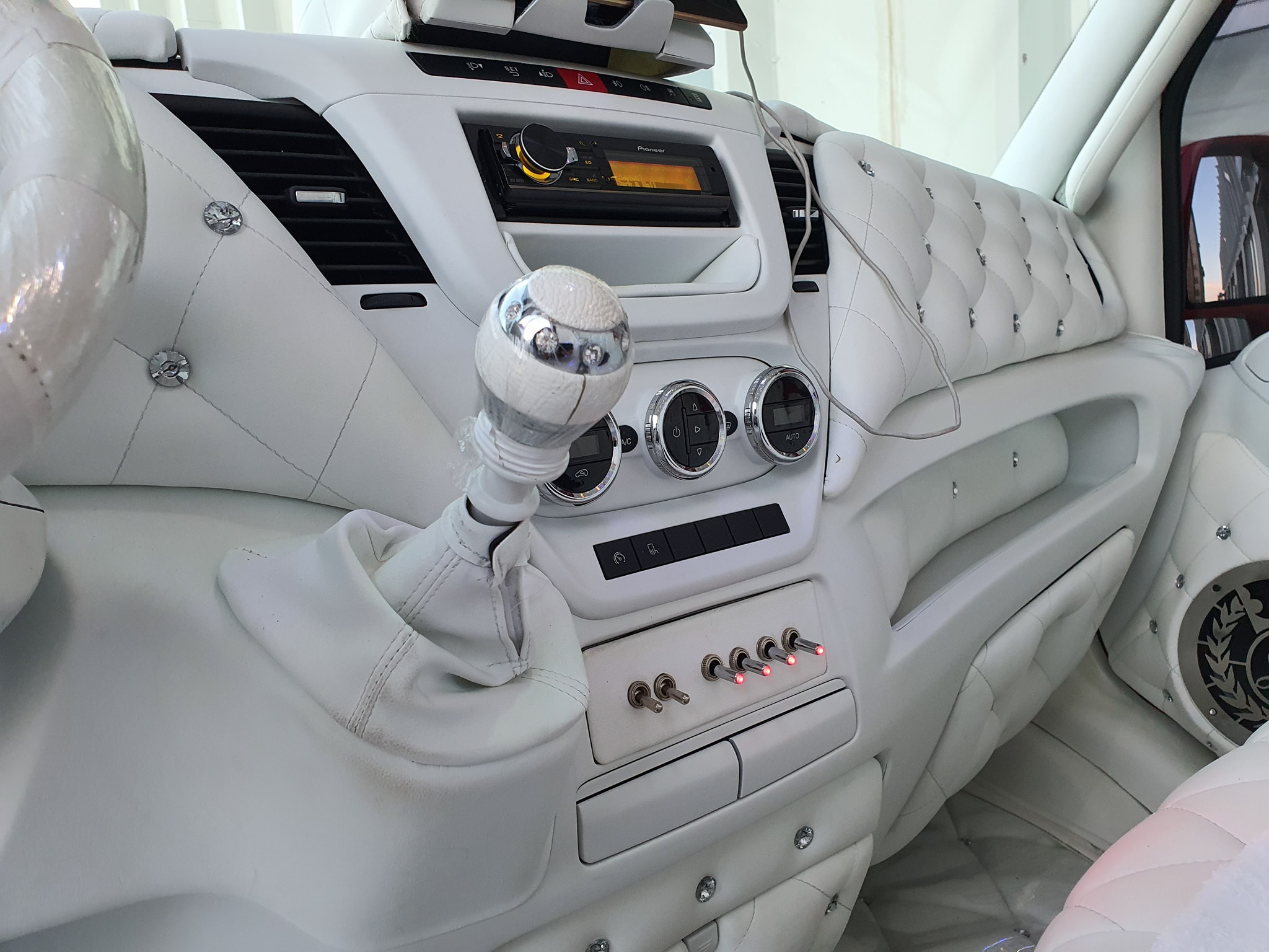 Elájulsz, ha meglátod ennek a teherautónak a luxussal teletömött belterét 6