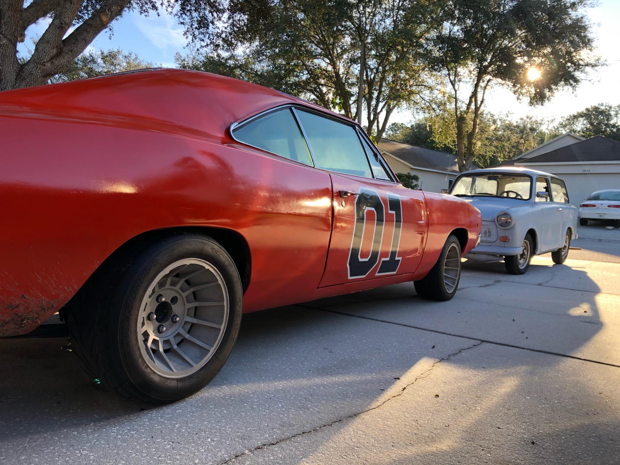 Két autós világ legendái találkoztak egy amerikai garázs előtt 3