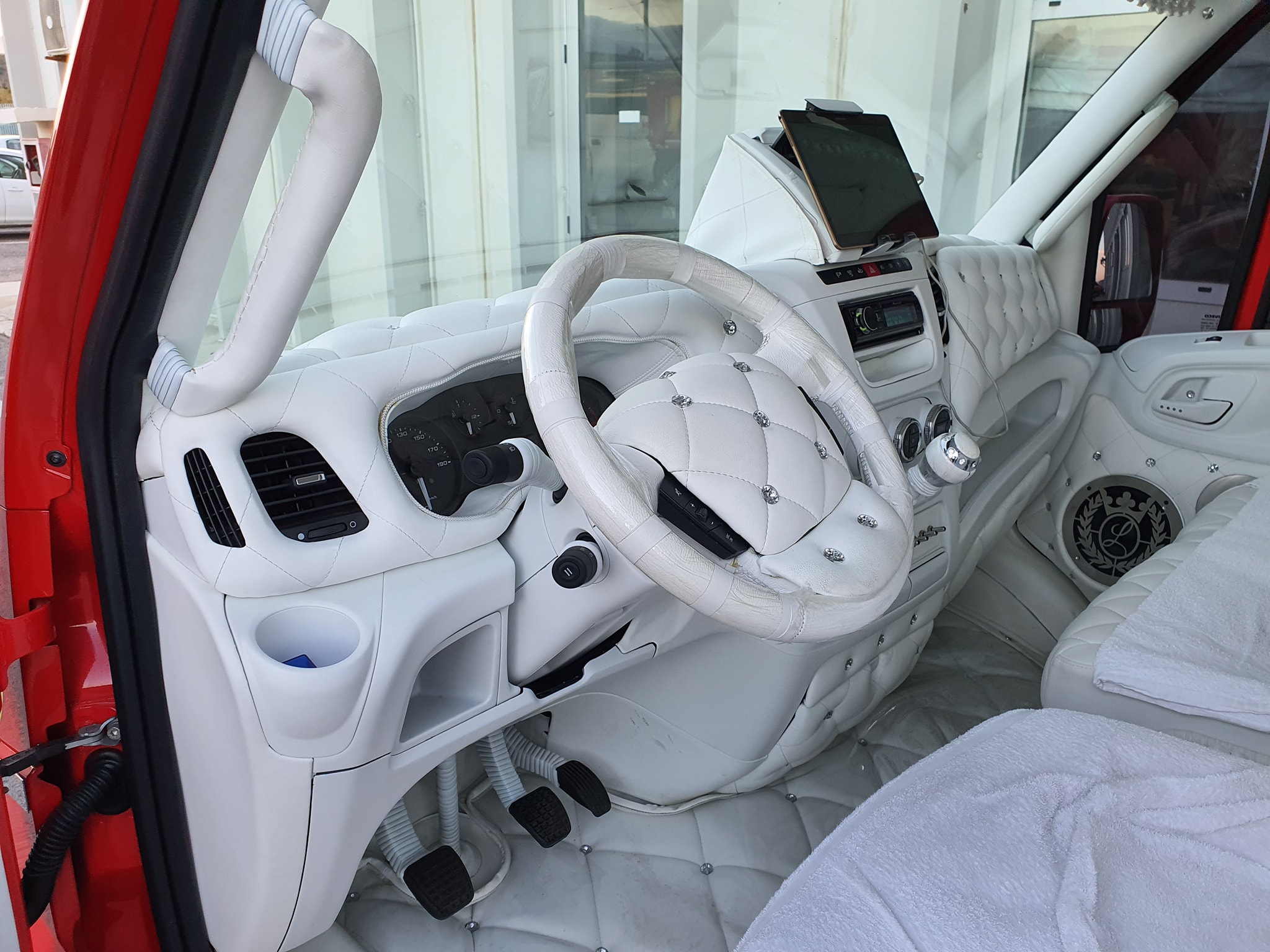 Elájulsz, ha meglátod ennek a teherautónak a luxussal teletömött belterét 4