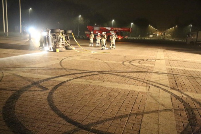 Tűzoltó kellett hívni a parkolóban vagánykodó mercishez 4