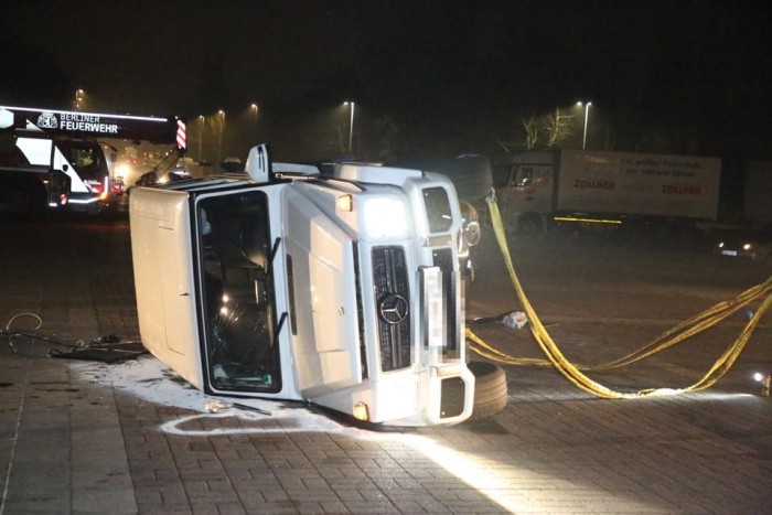 Tűzoltó kellett hívni a parkolóban vagánykodó mercishez 2