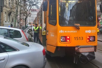 Szabálytalan autós miatt állt a villamos Budapesten