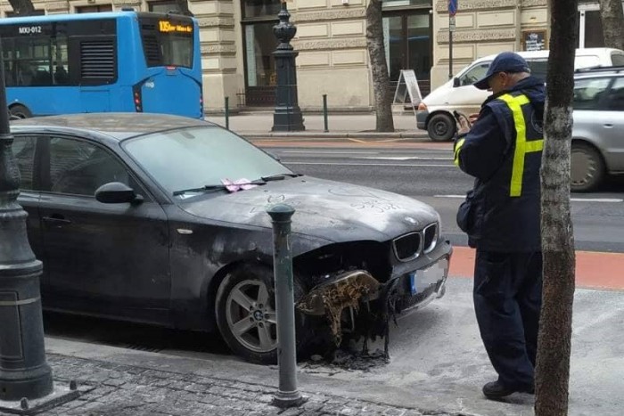 Itt egy sofőr, akit még az ág is húzott Budapesten 1
